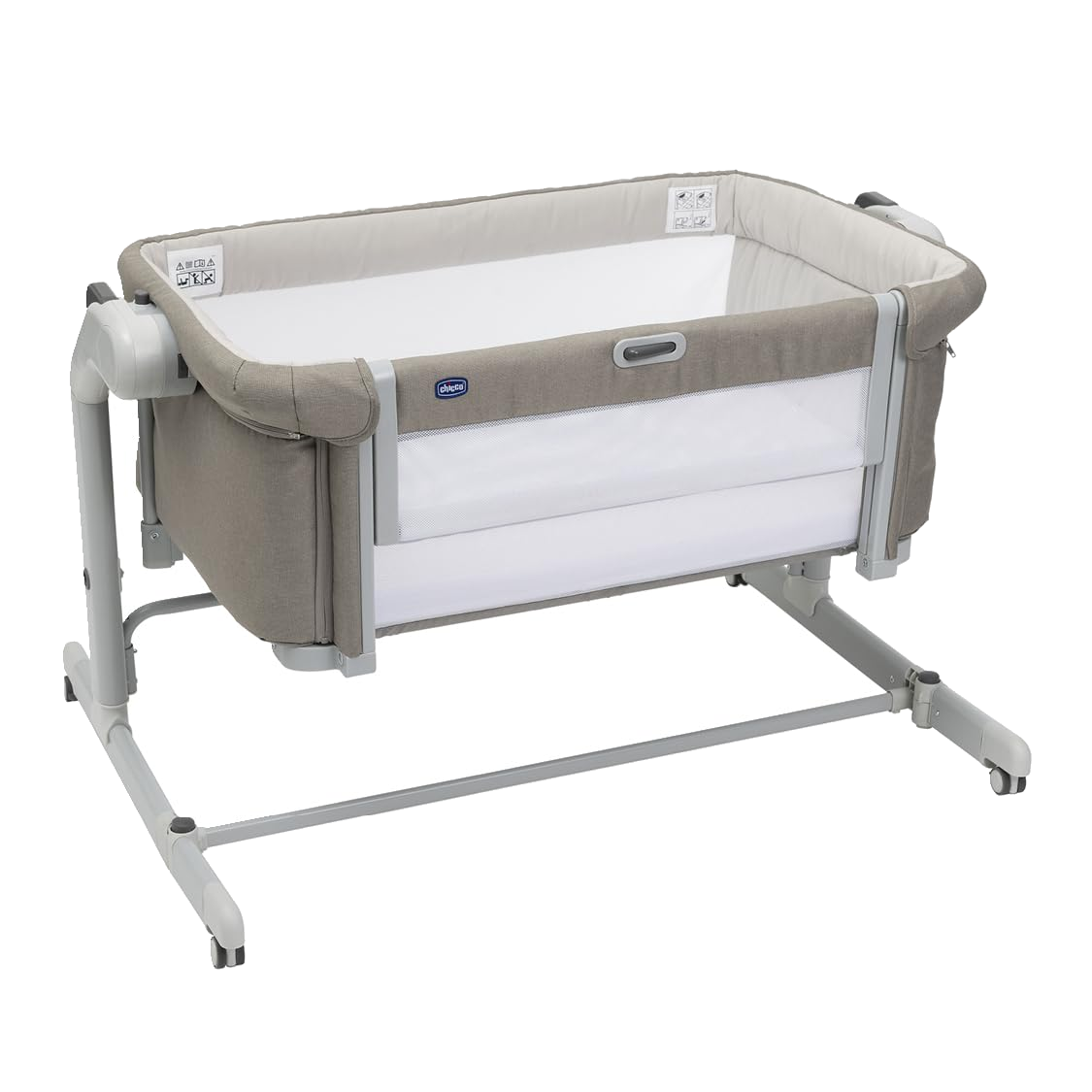 Chicco Next2Me Magic Evo, Beistellbett für Babys, mit Schaukelmodus, Kippfunktion, aufklappbarem Seitenteil, Verstellbarer Höhe, 4 Rädern, inkl. Matratze und Reisetasche, Beige